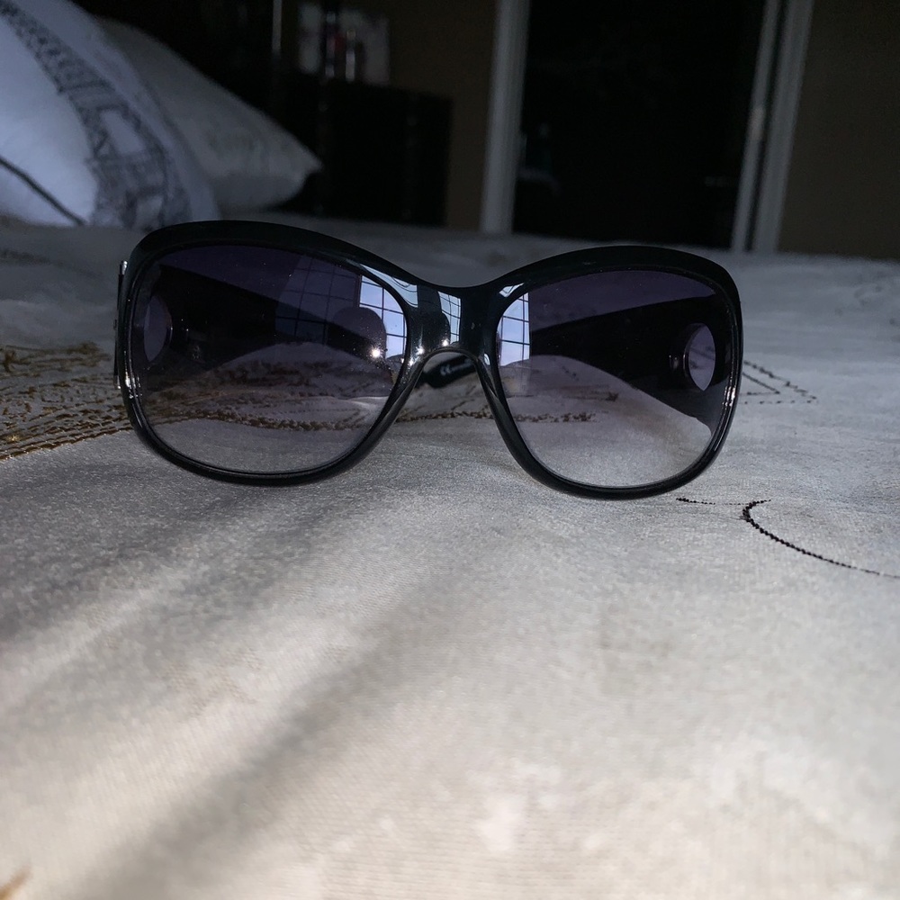 Glasses - Picture 3 of 3
